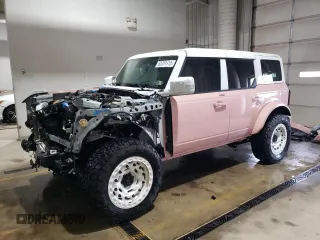 2023 Ford Bronco z VIN 1FMEE5DP3PLB07107, wystawiony jako Copart lot #50701115 z przebiegiem 12 807 mil mil oraz Szkoda całkowita • Salvage title. Historia ofert i sprzedaży dostępna na DreamBid. Obrazek 1.