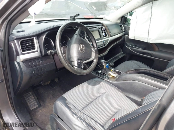 2015 Toyota Highlander LE with VIN 5TDBKRFH4FS180612, listed as a IAAI auction lot 41728026 with 87,764 mi miles. Bid and sale history available at carsss.com. Image 5.