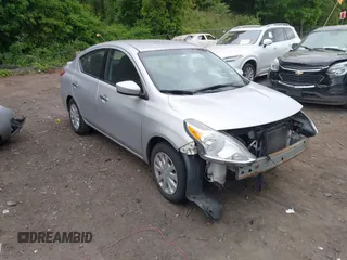 2017 Nissan Versa SV z VIN 3N1CN7AP7HL870509, wystawiony jako IAAI lot #42315881 z przebiegiem 104 379 mil mil oraz . Historia ofert i sprzedaży dostępna na DreamBid. Obrazek 1.