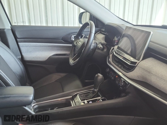 2022 Jeep Compass Latitude with VIN 3C4NJDBB3NT205928, listed as a IAAI auction lot 42832409 with 22,634 mi miles and . Bid and sale history available at DreamBid. Image 5.