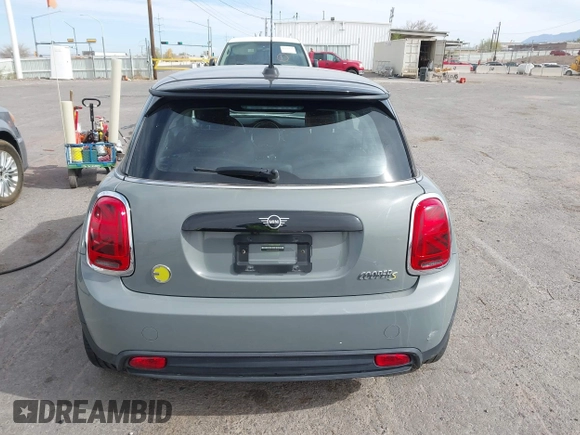 2022 MINI Hardtop Cooper SE z VIN WMW13DJ01N2P85767, wystawiony jako IAAI lot #41921346 z przebiegiem 17 446 mil mil oraz . Historia ofert i sprzedaży dostępna na DreamBid. Obrazek 17.