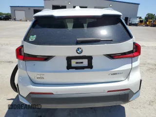2023 BMW X1 xDrive28i z VIN WBX73EF02P5X44791, wystawiony jako Copart lot #57579055 z przebiegiem 22 182 mil mil oraz Szkoda całkowita • Salvage title. Historia ofert i sprzedaży dostępna na DreamBid. Obrazek 6.