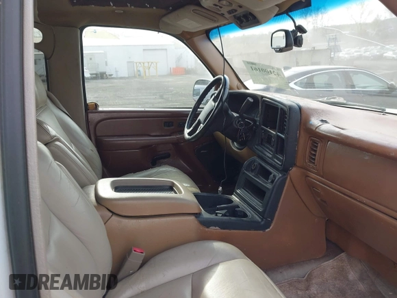 2004 Chevrolet Suburban Z71 with VIN 3GNFK16ZX4G103404, listed as a IAAI auction lot 42100161 with 321,012 mi miles. Bid and sale history available at carsss.com. Image 5.