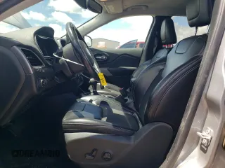2019 Jeep Cherokee Latitude Plus z VIN 1C4PJMLX5KD331230, wystawiony jako Copart lot #56029515 z przebiegiem 84 912 mil mil oraz Szkoda całkowita • Salvage title. Historia ofert i sprzedaży dostępna na DreamBid. Obrazek 7.