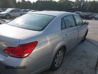 2005 Toyota Avalon XL z VIN 4T1BK36B45U052711, wystawiony jako IAAI lot #42363850 z przebiegiem 175 331 mil mil oraz . Historia ofert i sprzedaży dostępna na DreamBid. Obrazek 4.