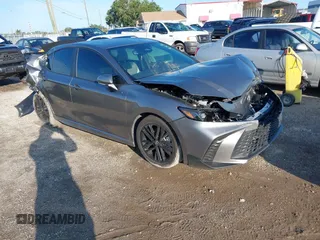 2025 Toyota Camry LE z VIN 4T1DAACK8SU508970, wystawiony jako IAAI lot #42407946 z przebiegiem Nie podano mil oraz . Historia ofert i sprzedaży dostępna na DreamBid. Obrazek 1.