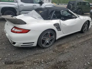 2008 Porsche 911 z VIN WP0CD29958S708310, wystawiony jako Copart lot #57027855 z przebiegiem 13 226 mil mil oraz Nie do naprawy • Non repairable. Historia ofert i sprzedaży dostępna na DreamBid. Obrazek 3.