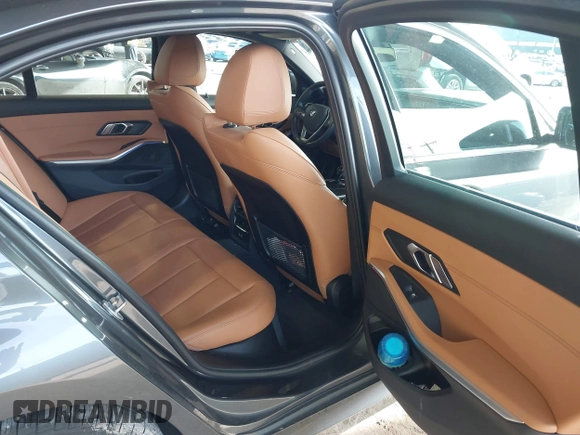 2021 BMW 3 Series 330i xDrive z VIN 3MW5R7J03M8B87133, wystawiony jako IAAI lot #42005842 z przebiegiem 28 668 mil mil oraz . Historia ofert i sprzedaży dostępna na DreamBid. Obrazek 8.