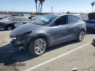 2023 Tesla Model Y Long Range z VIN 7SAYGAEE6PF637837, wystawiony jako Copart lot #56227545 z przebiegiem 19 646 mil mil oraz Szkoda całkowita • Salvage title. Historia ofert i sprzedaży dostępna na DreamBid. Obrazek 1.
