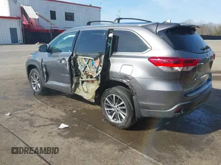 2018 Toyota Highlander SE z VIN 5TDJZRFH0JS549854, wystawiony jako IAAI lot #41771573 z przebiegiem 101 553 mil mil oraz . Historia ofert i sprzedaży dostępna na DreamBid. Obrazek 3.