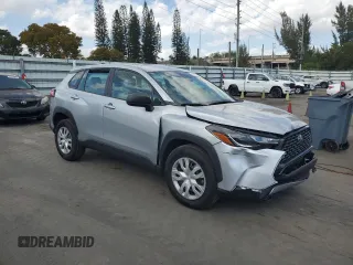 2023 Toyota Corolla Cross L z VIN 7MUAAAAG8PV043744, wystawiony jako Copart lot #47469395 z przebiegiem 84 015 mil mil oraz Nie do naprawy • Non repairable. Historia ofert i sprzedaży dostępna na DreamBid. Obrazek 4.