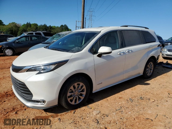 2021 Toyota Sienna XLE with VIN 5TDYRKEC5MS009173, listed as a Copart auction lot 52110265 with 81,880 mi miles and Salvage Title. Bid and sale history available at carsss.com. Image 1.