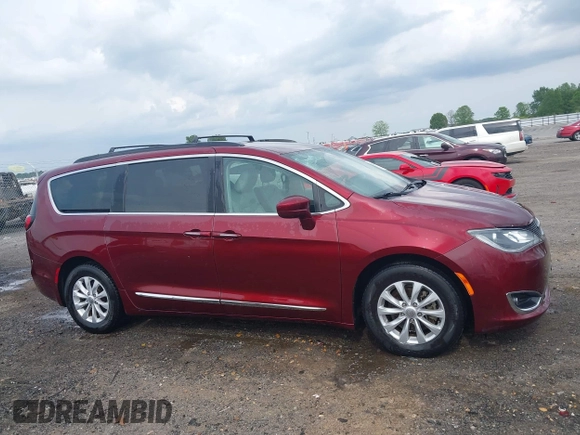 2017 Chrysler Pacifica Touring L z VIN 2C4RC1BG0HR702383, wystawiony jako IAAI lot #42124646 z przebiegiem 141 704 mil mil oraz . Historia ofert i sprzedaży dostępna na DreamBid. Obrazek 13.