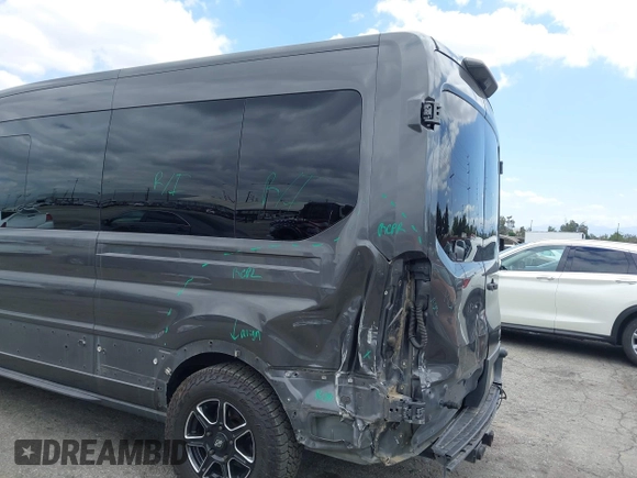 2018 Ford Transit XL z VIN 1FBZX2CG0JKA09945, wystawiony jako IAAI lot #42260073 z przebiegiem 60 838 mil mil oraz . Historia ofert i sprzedaży dostępna na DreamBid. Obrazek 19.