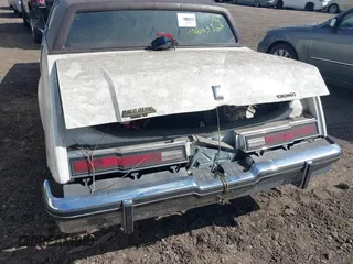 1985 Oldsmobile Toronado Custom Brougham z VIN 1G3EZ57YXFE315260, wystawiony jako IAAI lot #42051171 z przebiegiem Nie podano mil oraz . Historia ofert i sprzedaży dostępna na DreamBid. Obrazek 6.