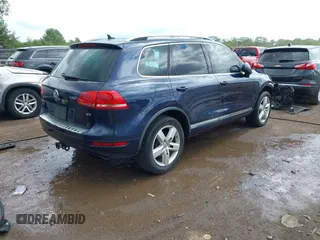 2011 Volkswagen Touareg Sport z VIN WVGFF9BP0BD002958, wystawiony jako IAAI lot #42281009 z przebiegiem 147 801 mil mil oraz . Historia ofert i sprzedaży dostępna na DreamBid. Obrazek 4.