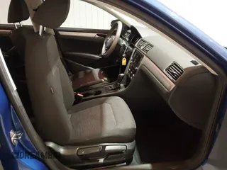 2017 Volkswagen Passat S z VIN 1VWAT7A38HC013602, wystawiony jako IAAI lot #41218616 z przebiegiem 77 497 mil mil oraz . Historia ofert i sprzedaży dostępna na DreamBid. Obrazek 5.