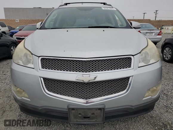 2012 Chevrolet Traverse LTZ z VIN 1GNKRLED8CJ262091, wystawiony jako Copart lot #55527805 z przebiegiem Nie podano mil oraz Szkoda całkowita • Salvage title. Historia ofert i sprzedaży dostępna na DreamBid. Obrazek 5.