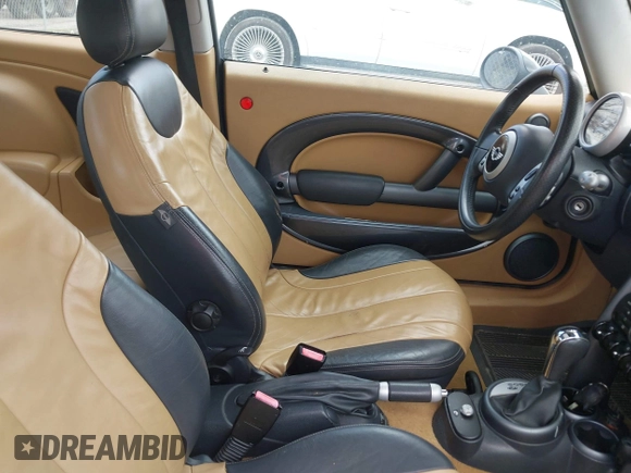 2004 MINI Hardtop z VIN WMWRC33494TJ55646, wystawiony jako IAAI lot #41944170 z przebiegiem 114 943 mil mil oraz . Historia ofert i sprzedaży dostępna na DreamBid. Obrazek 5.