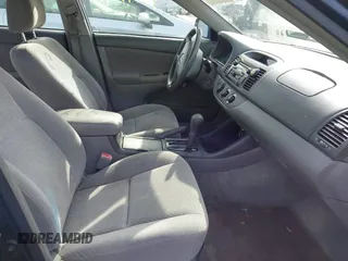 2004 Toyota Camry LE z VIN 4T1BE32K14U282508, wystawiony jako IAAI lot #41445997 z przebiegiem 205 826 mil mil oraz . Historia ofert i sprzedaży dostępna na DreamBid. Obrazek 5.