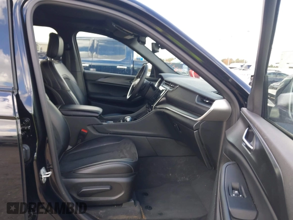 2023 Jeep Grand Cherokee Laredo z VIN 1C4RJHAG7PC661998, wystawiony jako IAAI lot #41104990 z przebiegiem 43 718 mil mil oraz . Historia ofert i sprzedaży dostępna na DreamBid. Obrazek 5.