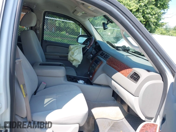 2007 Chevrolet Suburban LTZ with VIN 1GNFK16367J193729, listed as a IAAI auction lot 42621298 with 262,721 mi miles and . Bid and sale history available at DreamBid. Image 5.