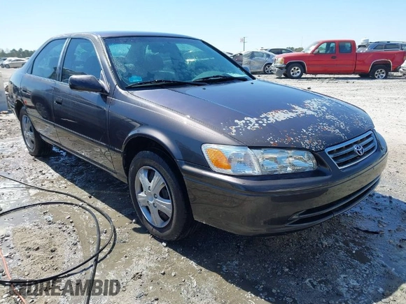 2000 Toyota Camry CE z VIN 4T1BG22K5YU989265, wystawiony jako IAAI lot #41800338 z przebiegiem 381 964 mil mil oraz . Historia ofert i sprzedaży dostępna na DreamBid. Obrazek 1.