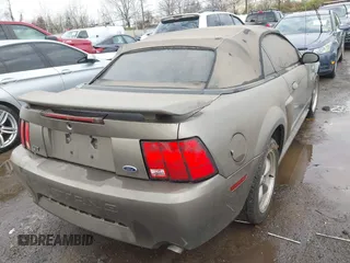 2002 Ford Mustang GT Deluxe z VIN 1FAFP45X32F169177, wystawiony jako IAAI lot #41880690 z przebiegiem 107 284 mil mil oraz . Historia ofert i sprzedaży dostępna na DreamBid. Obrazek 4.