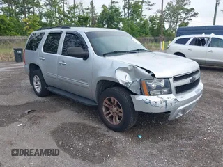 2013 Chevrolet Tahoe LT z VIN 1GNSKBE09DR350808, wystawiony jako IAAI lot #42664076 z przebiegiem 217 409 mil mil oraz . Historia ofert i sprzedaży dostępna na DreamBid. Obrazek 1.