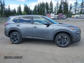 2024 Nissan Rogue SV z VIN 5N1BT3BA3RC672598, wystawiony jako IAAI lot #42279132 z przebiegiem 29 491 mil mil oraz . Historia ofert i sprzedaży dostępna na DreamBid. Obrazek 13.