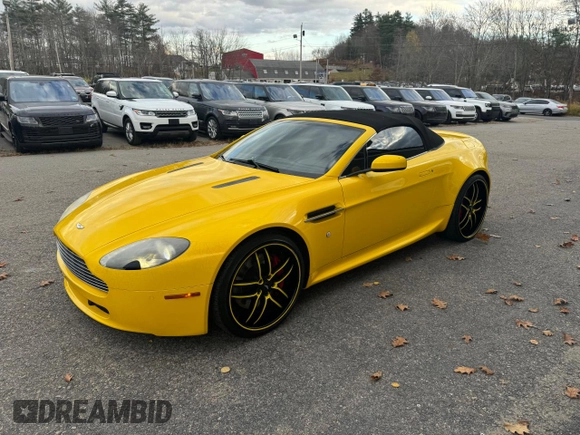 2009 Aston Martin Vantage z VIN SCFBF04C39GD12589, wystawiony jako Copart lot #79923024 z przebiegiem 50 303 mil mil oraz Czysty tytuł • Clean title. Historia ofert i sprzedaży dostępna na DreamBid. Obrazek 2.