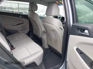 2017 Hyundai Tucson SE z VIN KM8J3CA40HU317405, wystawiony jako IAAI lot #41924104 z przebiegiem 82 199 mil mil oraz . Historia ofert i sprzedaży dostępna na DreamBid. Obrazek 8.