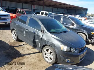 2015 Chevrolet Sonic LTZ z VIN 1G1JE5SB3F4158747, wystawiony jako IAAI lot #41491532 z przebiegiem 143 446 mil mil oraz . Historia ofert i sprzedaży dostępna na DreamBid. Obrazek 1.