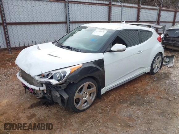 2013 Hyundai Veloster Turbo z VIN KMHTC6AE2DU128607, wystawiony jako IAAI lot #41788836 z przebiegiem 115 500 mil mil oraz . Historia ofert i sprzedaży dostępna na DreamBid. Obrazek 2.