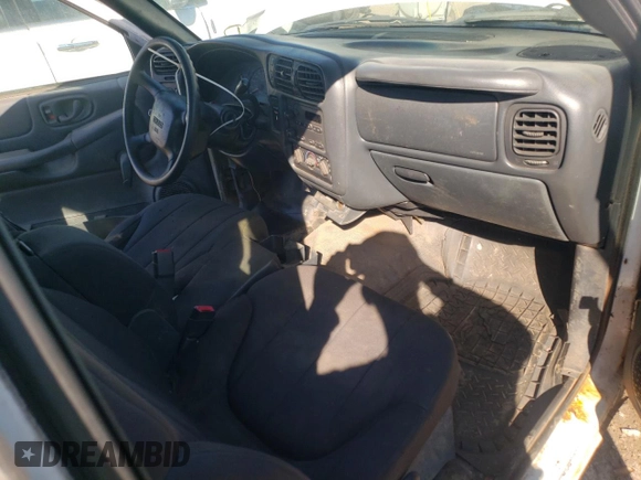 2003 GMC Sonoma SLS z VIN 1GTDT19X338197296, wystawiony jako Copart lot #69642934 z przebiegiem 160 155 mil mil oraz Szkoda całkowita • Salvage title. Historia ofert i sprzedaży dostępna na DreamBid. Obrazek 8.