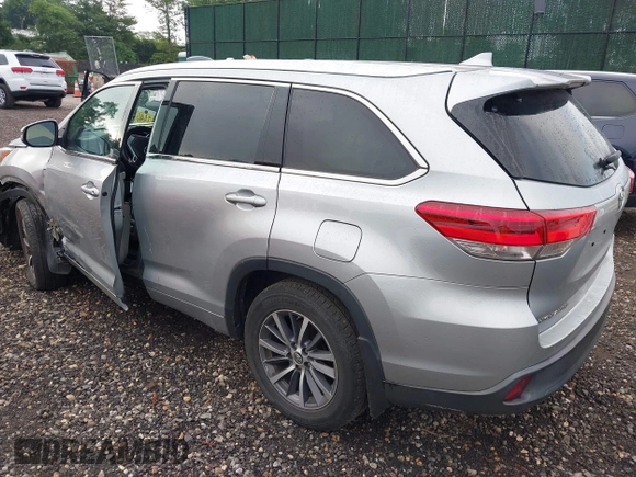 2018 Toyota Highlander SE with VIN 5TDJZRFH6JS550104, listed as a IAAI auction lot 42676132 with 107,807 mi miles and . Bid and sale history available at DreamBid. Image 3.