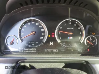 2015 BMW M5 z VIN WBSFV9C52FD594673, wystawiony jako Copart lot #77460894 z przebiegiem 131 755 mil mil oraz Czysty tytuł • Clean title. Historia ofert i sprzedaży dostępna na DreamBid. Obrazek 9.