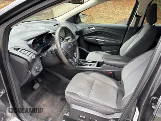 2018 Ford Escape SE z VIN 1FMCU9GD9JUB85704, wystawiony jako Copart lot #57363735 z przebiegiem 136 440 mil mil oraz Czysty tytuł • Clean title. Historia ofert i sprzedaży dostępna na DreamBid. Obrazek 9.