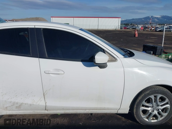 2016 Scion iA z VIN 3MYDLBZV2GY107457, wystawiony jako IAAI lot #38939578 z przebiegiem 99 928 mil mil oraz . Historia ofert i sprzedaży dostępna na DreamBid. Obrazek 13.