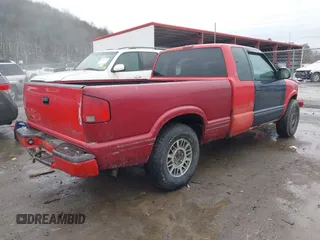2002 GMC Sonoma SLS with VIN 1GTDT19WX28106238, listed as a IAAI auction lot 41559054 with 247,226 mi miles. Bid and sale history available at carsss.com. Image 4.
