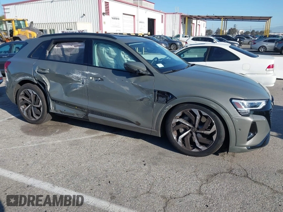 2024 Audi Q8 e-tron z VIN WA15ABGE8RB055999, wystawiony jako IAAI lot #41759410 z przebiegiem 8 972 mil mil oraz . Historia ofert i sprzedaży dostępna na DreamBid. Obrazek 13.