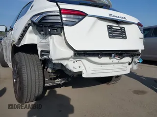 2023 Maserati Levante z VIN ZN661YUM6PX411566, wystawiony jako IAAI lot #41219590 z przebiegiem 24 613 mil mil oraz . Historia ofert i sprzedaży dostępna na DreamBid. Obrazek 6.