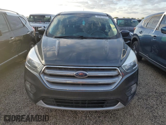 2017 Ford Escape SE z VIN 1FMCU0GDXHUE91333, wystawiony jako Copart lot #82061644 z przebiegiem Nie podano mil oraz Nie do naprawy • Non repairable. Historia ofert i sprzedaży dostępna na DreamBid. Obrazek 5.