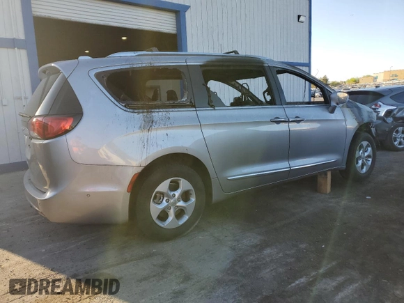 2017 Chrysler Pacifica Touring L Plus z VIN 2C4RC1EG1HR764158, wystawiony jako Copart lot #58271425 z przebiegiem Nie podano mil oraz Nie do naprawy • Non repairable. Historia ofert i sprzedaży dostępna na DreamBid. Obrazek 3.
