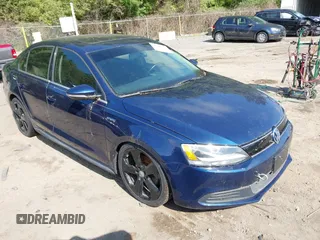 2013 Volkswagen Jetta Hybrid SEL z VIN 3VW637AJ3DM227474, wystawiony jako IAAI lot #42499571 z przebiegiem 129 229 mil mil oraz . Historia ofert i sprzedaży dostępna na DreamBid. Obrazek 1.