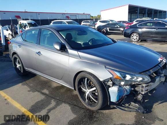 2019 Nissan Altima 2.5 SV with VIN 1N4BL4DV9KN300192, listed as a IAAI auction lot 41880131 with 144,983 mi miles. Bid and sale history available at carsss.com. Image 1.