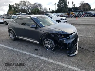 2023 Genesis GV60 Performance z VIN KMUKEDTB7PU011754, wystawiony jako Copart lot #39865424 z przebiegiem 5915 mil mil oraz . Historia ofert i sprzedaży dostępna na DreamBid. Obrazek 4.