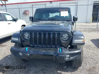 2021 Jeep Wrangler Unlimited Sahara z VIN 1C4JJXP63MW767719, wystawiony jako IAAI lot #41906155 z przebiegiem 44 689 mil mil oraz . Historia ofert i sprzedaży dostępna na DreamBid. Obrazek 12.