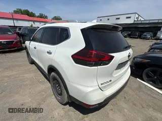 2020 Nissan Rogue SV z VIN 5N1AT2MV3LC757373, wystawiony jako Copart lot #61394125 z przebiegiem 122 837 mil mil oraz Czysty tytuł • Clean title. Historia ofert i sprzedaży dostępna na DreamBid. Obrazek 3.