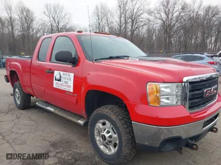 2011 GMC Sierra 2500HD SLE with VIN 1GT220CG8BZ134636, listed as a IAAI auction lot 41726133 with 147,118 mi miles. Bid and sale history available at carsss.com. Image 1.